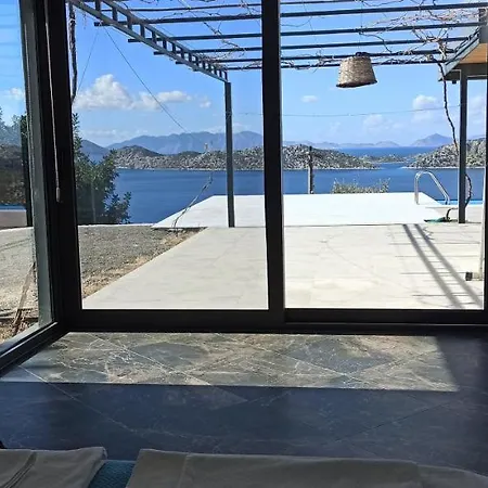 Saranda Willa